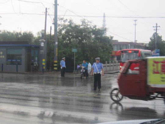 藁城交警雨中执勤令人感动